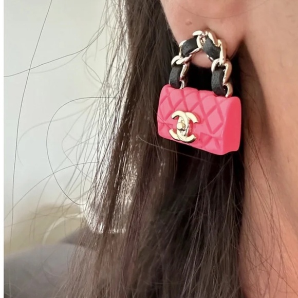 CHANEL Matlasse Bag Motif Earrings 2023 Cruise Collection B23C CHANEL BLANC - Picture 1 of 10